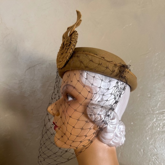 SPLENDID 1940s\' MUSTARD COLOR FELT HAT + GROSGRAIN TRIM & FULL VEIL main image 13